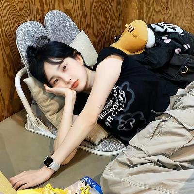 出墙红杏两家春